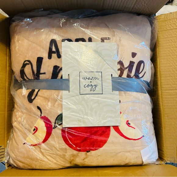 2Pc Set Apple of my Eye Warm & Cozy Plush Sherpa to Throw Blanket & Pillow NWT - Picture 11 of 11